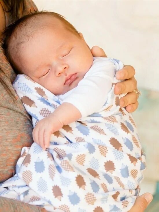Как выглядит новорожденный ребенок мальчик How To Calm A Crying Baby Bold Truth Mama Swaddle, Baby crying, New parents