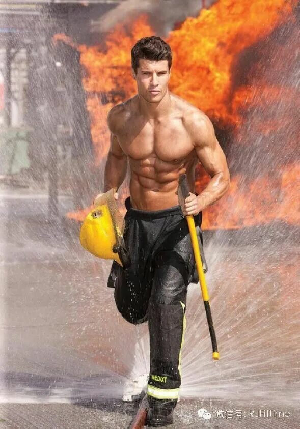 Парень пожарник. Пожарные накаченные парни. Календарь с пожарными. Красивые пожарники. Парень пожарник.