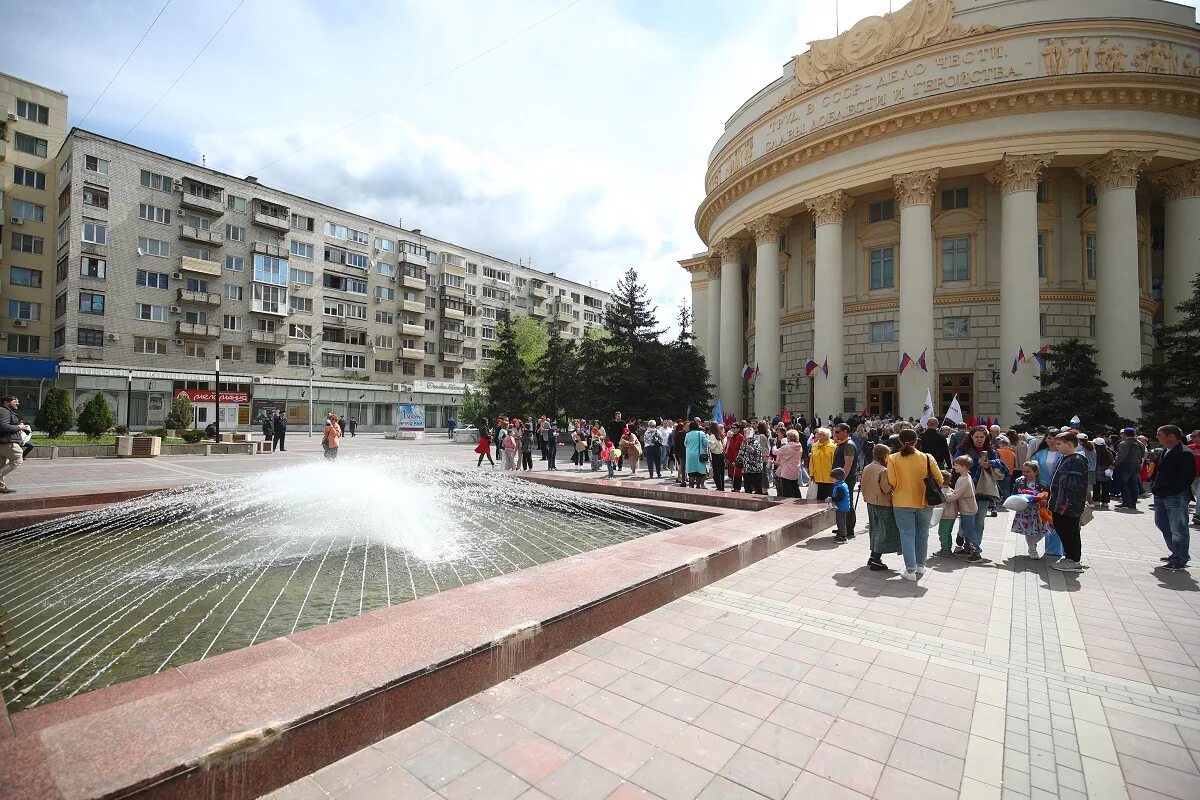 Волгоград май 2023. Фонтан на набережной Волгоград. Центральная площадь Волгограда. Волгоград весной. Волгоград весной площадь.