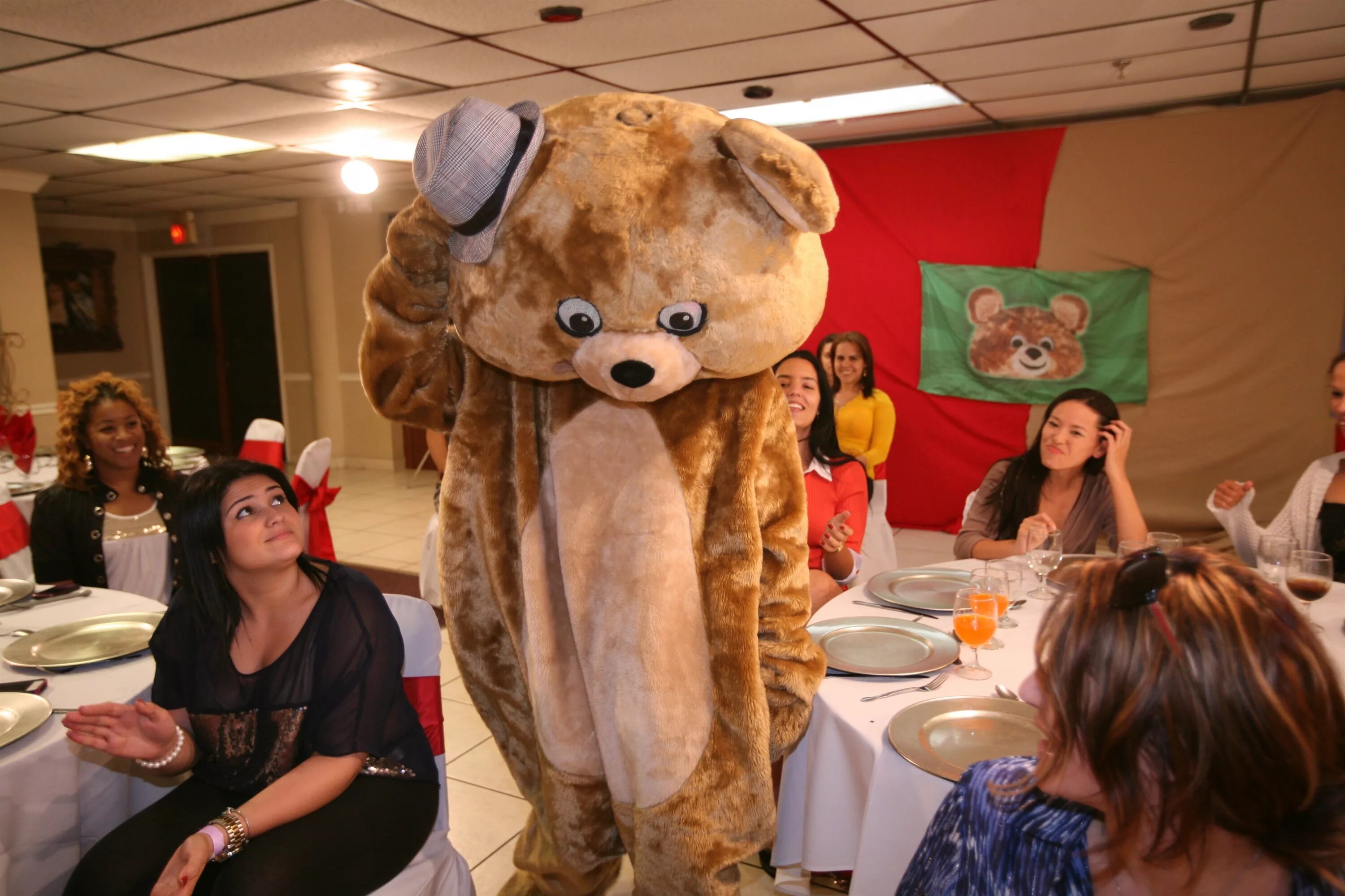 Дансинг беар. Дансинг беар. Дансинг беар. Танцующий медведь вечеринка. Dance bear вечеринка.