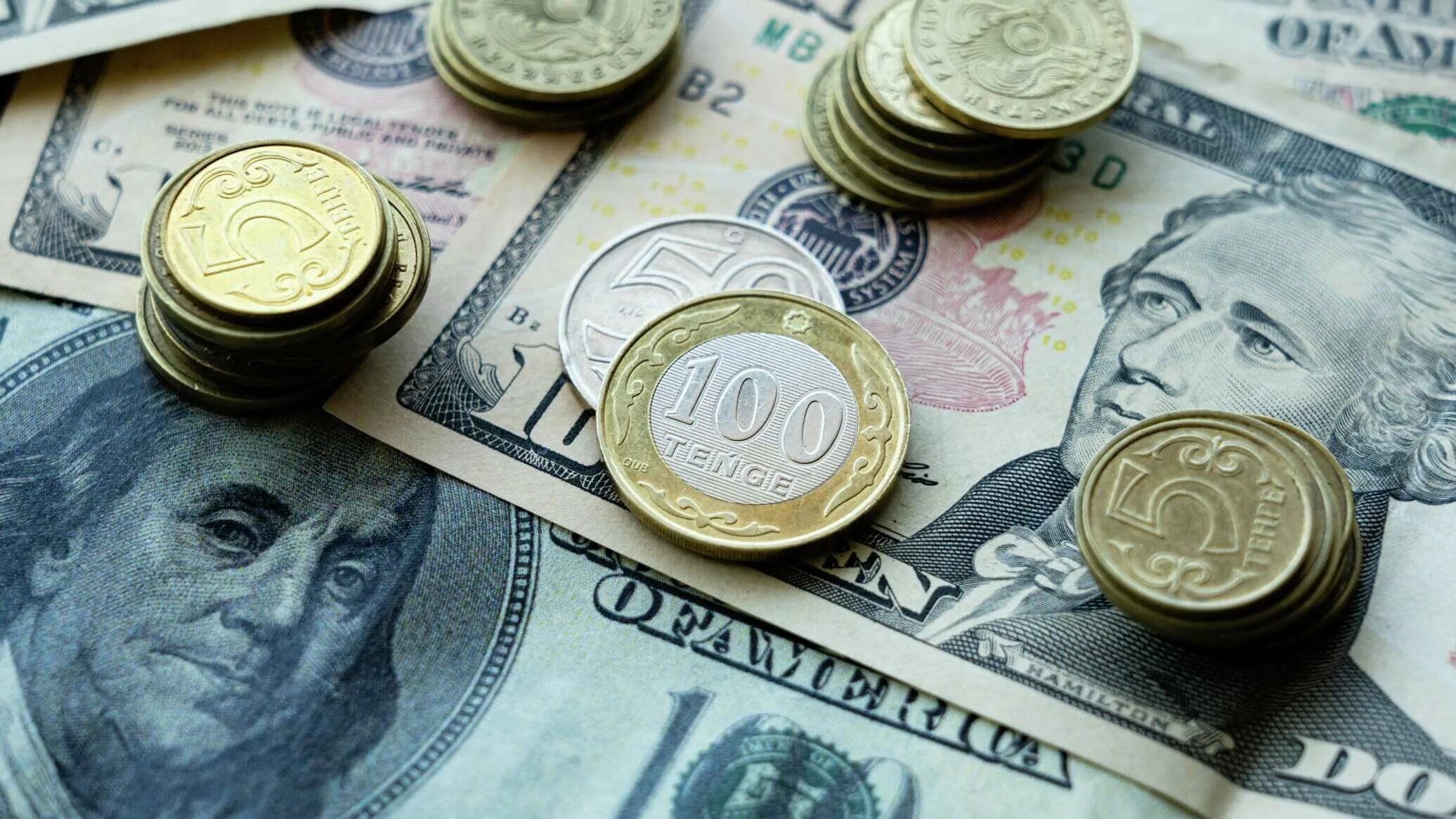 Долар к тенге. Тенге к доллару. евро в тенге. торги тенге. 35000 тенге в долларах.