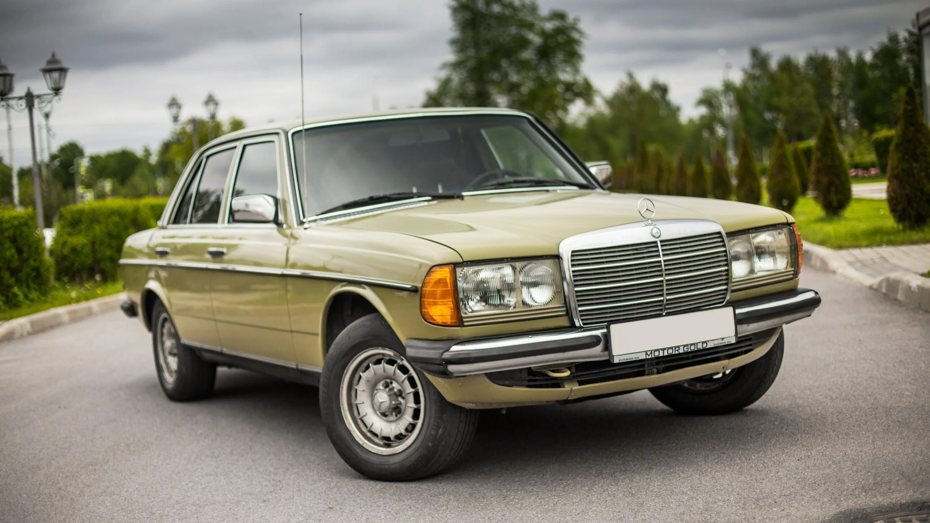 Старую б е. Mercedes-Benz w123. Мерседес Бенц w116. Мерседес w123. Mercedes-Benz w123 300.