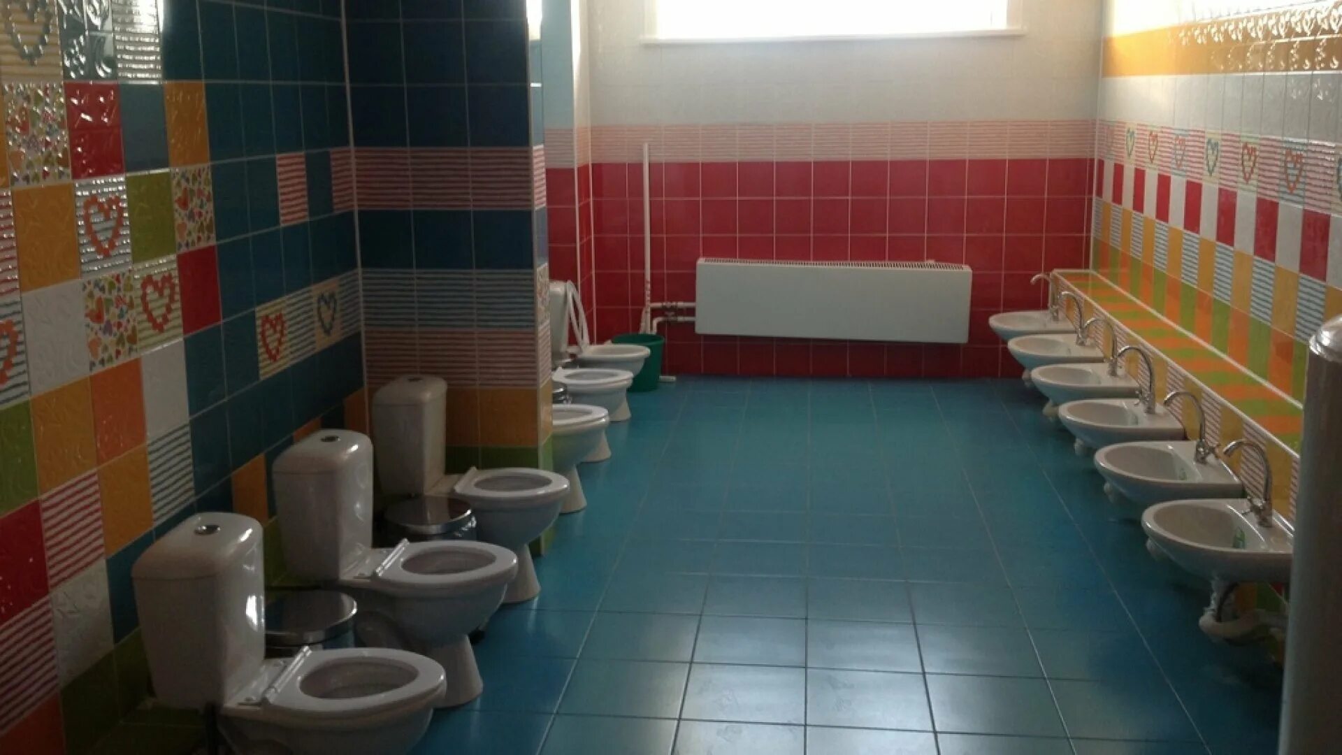 Туалеты в детских садах санпин. Туалет в детском саду по санпин. Туалет в детском саду по санпин. Процедурный кабинет нормы санпин. Санузел в детском саду по санпин.