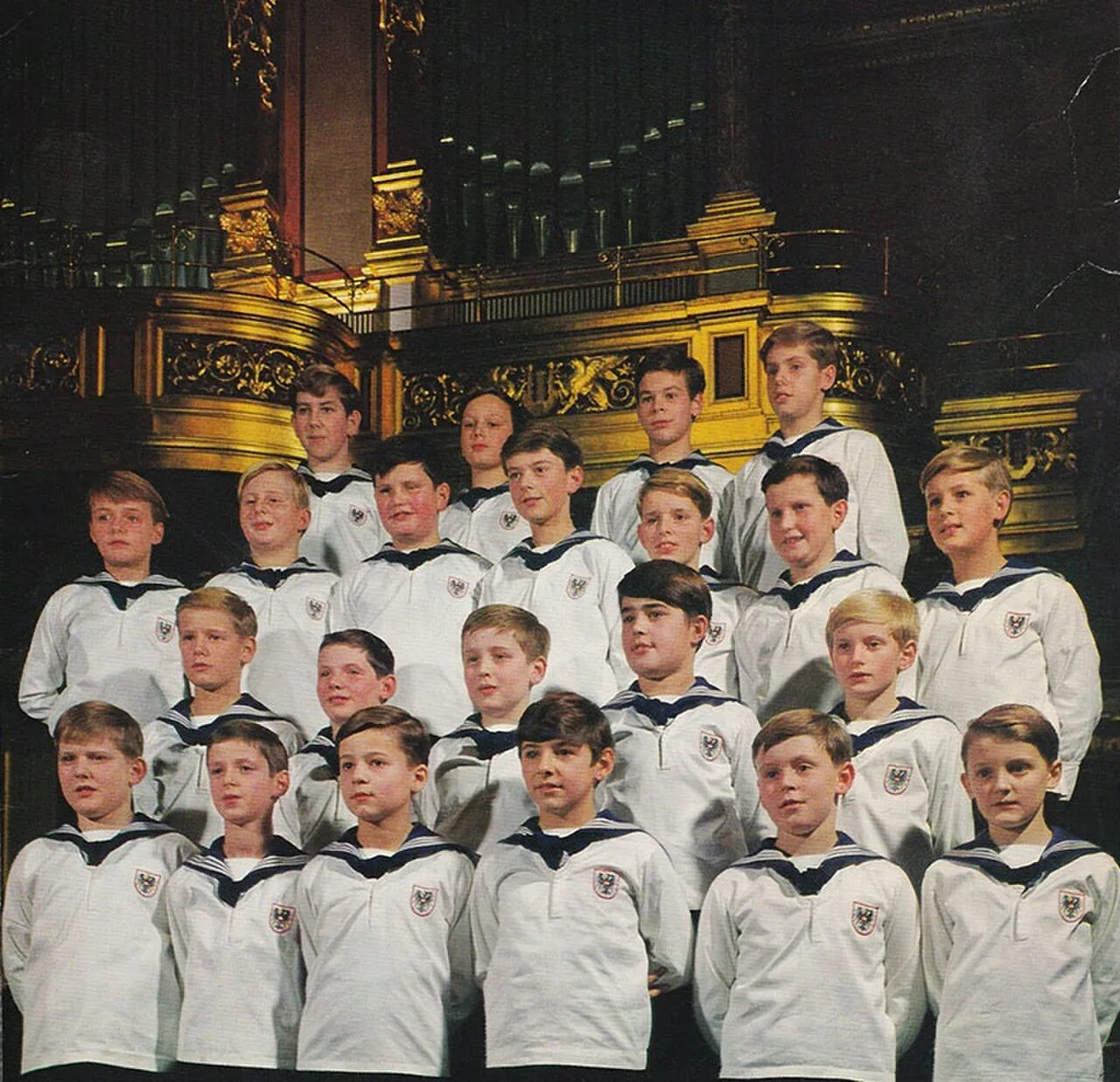 Самый известный хор. Хор мальчиков монастыря. В какой одежде выступает венский хор мальчиков. В какой одежде выступает венский хор мальчиков. Придворная капелла хофбург.