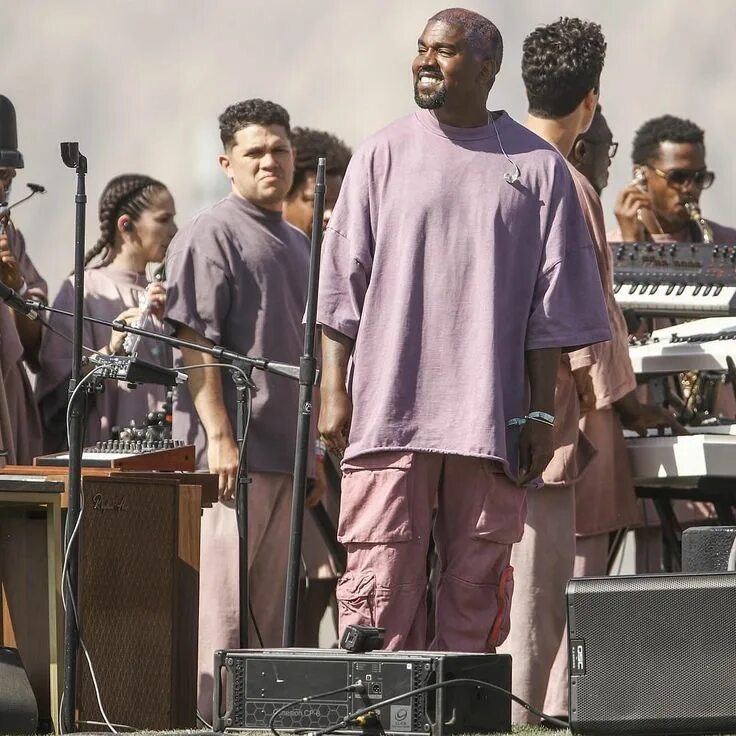 1. Обложки альбомов канье уэста. Канье уэст новый альбом. Kanye west god is. Kanye west praise god обложка.