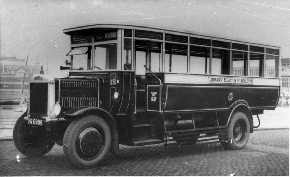 Первые автобусы спб. Автобус Leyland 1924. Автобусы Лейланд 1927. Автобусы Лейланд в СССР. Автобусы Лейланд 1927 год.