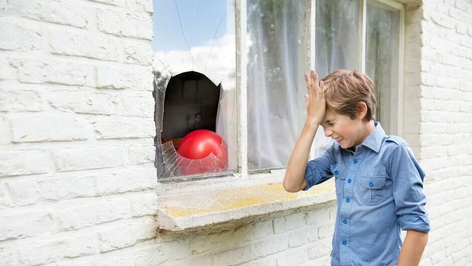 Поломанное детство. Мальчик разбил окно. Разбил окно мячом. Разбил окно в школе. Ребенок разбил окно.