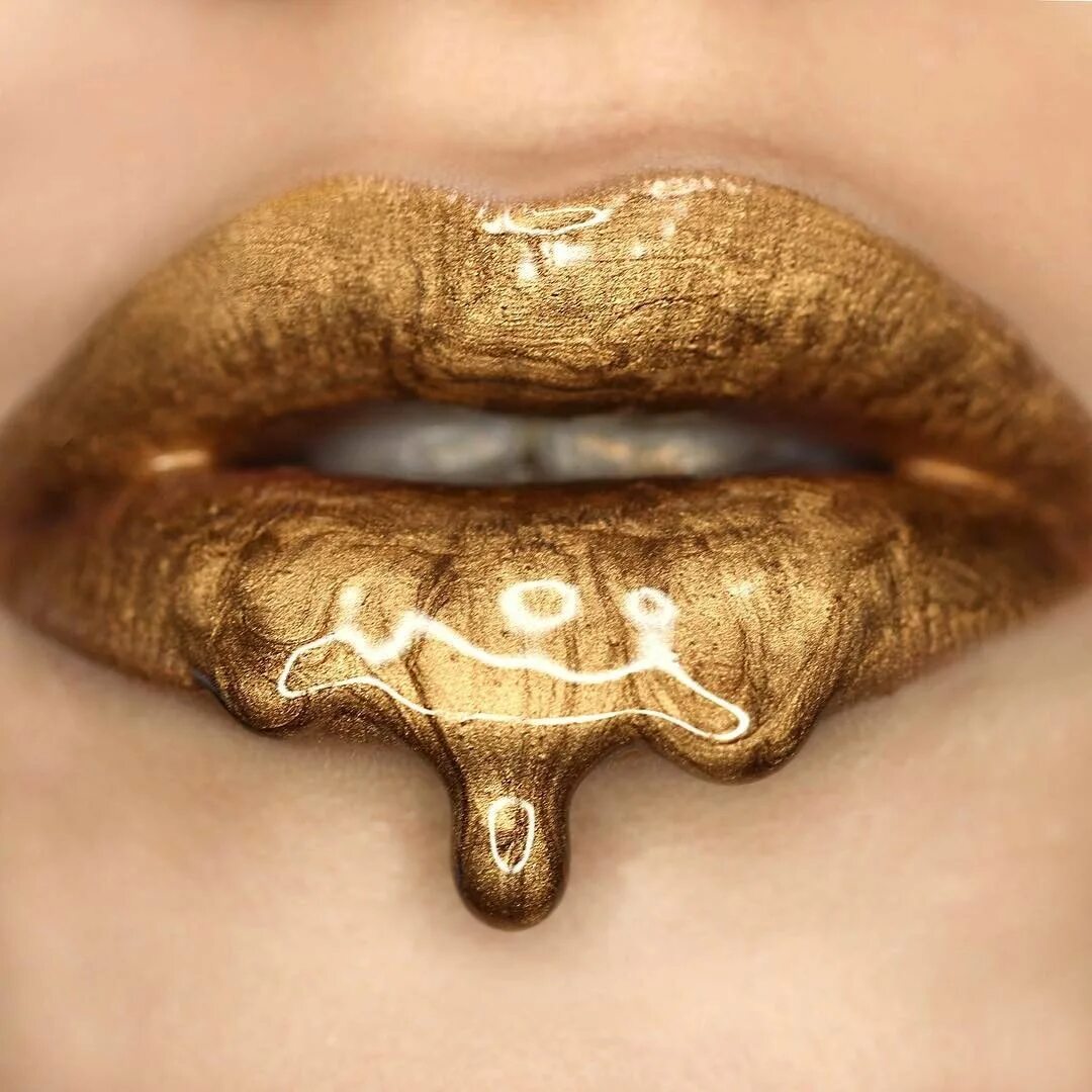 Золотые губы. Губы золото. Золотые губы макияж. Золотые губы Эстетика.