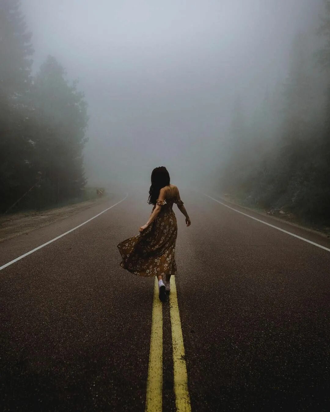 Женщина уходит. Босая девушка в красном платье. Девушка на дороге. Девушка идущая в даль. Женщина со спины.