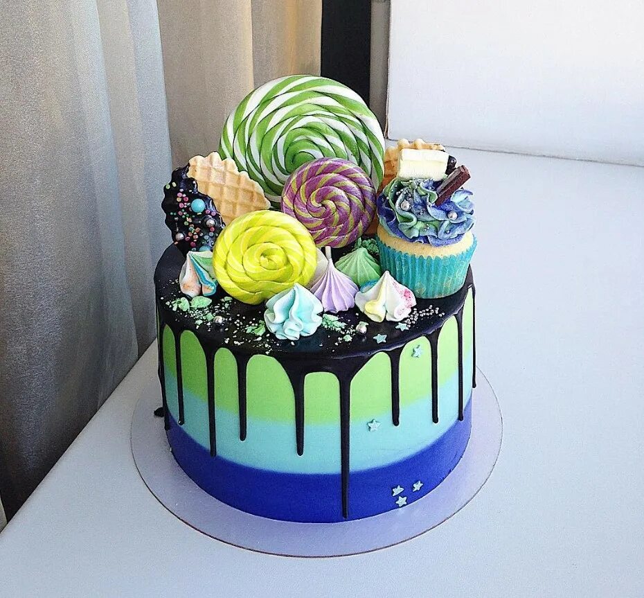 Торт для мальчика 10 лет фото. Украшение торта для мальчика. Яркий торт на день рождения. Декор торта на день рождения. Украшение торта для мальчика 10 лет.