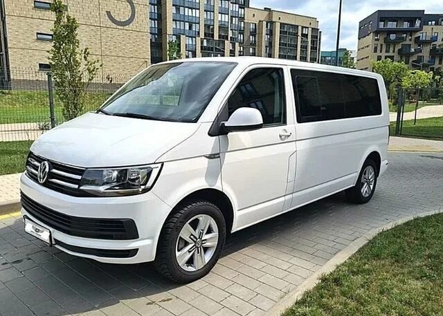 Фольксваген Мультивен Лонг. Volkswagen Multivan Лонг. Мультивен 2017 года. Фольксваген минивэн белый.