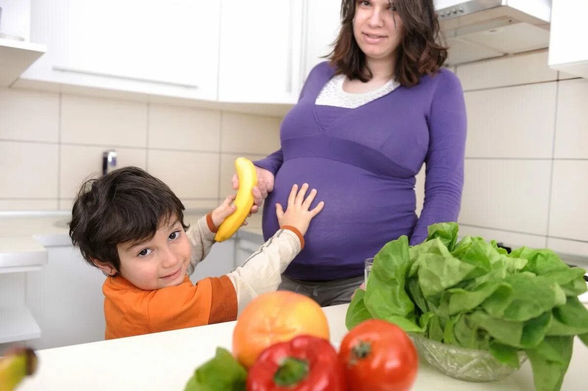 Pregnant woman with Kid Health beautiful pictures. Блог беременных мам мальчиком. Мамы беременные мальчиком