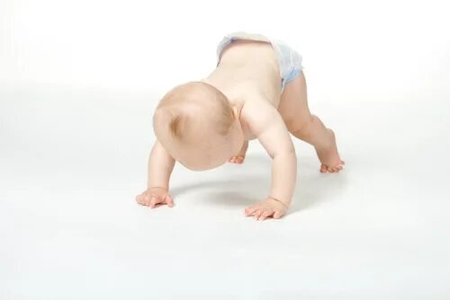 Ребенок поднимает живот вверх. Младенец с поднятыми ногами. Дети к верху попой. Младенец с поднятыми ногами. Поза на животе для новорожденного.