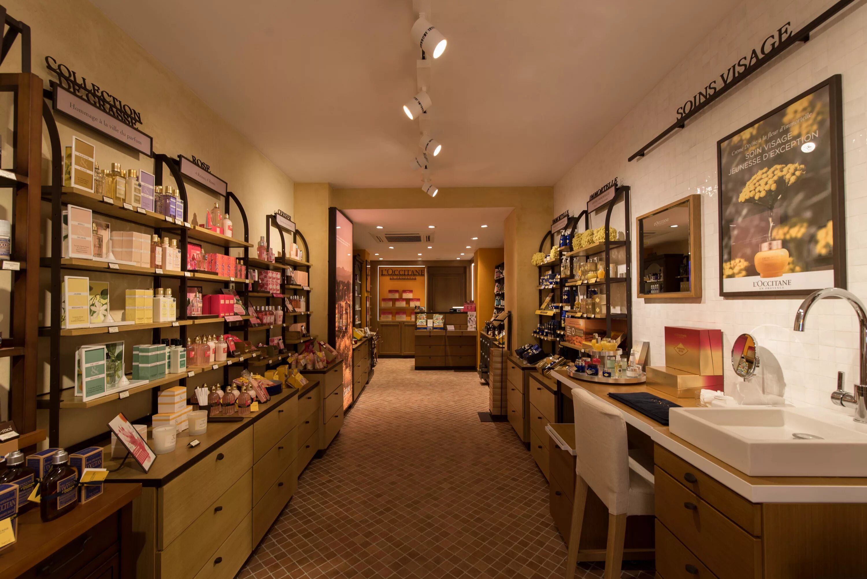 L магазин парфюмерии. локситан витрина. летуаль фото магазина. летуаль ближайшие магазины. марки магазинов косметики.