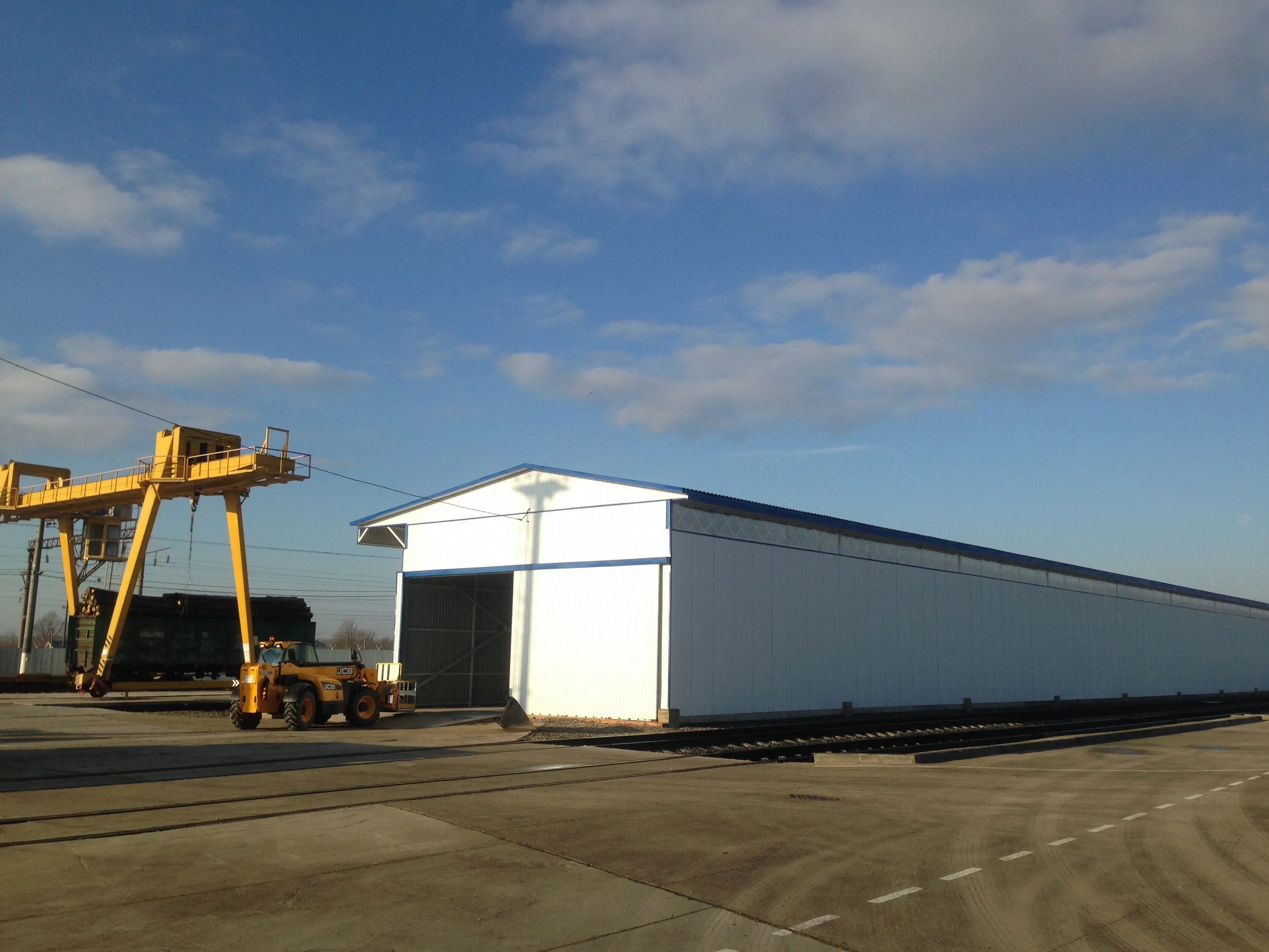 Склад с жд путями. Рампа склада. Жд склад. Тлц калининград. Жд склад.