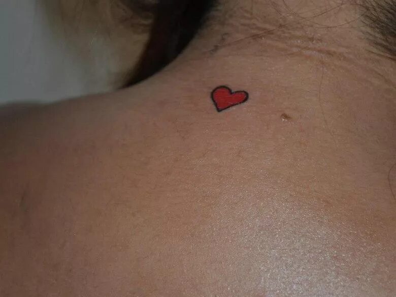 Тату сердечко на шее. Маленькая тату на шее для девушек. Сердечко на шее. Тату сердечко на шее. Сердечко на шее.