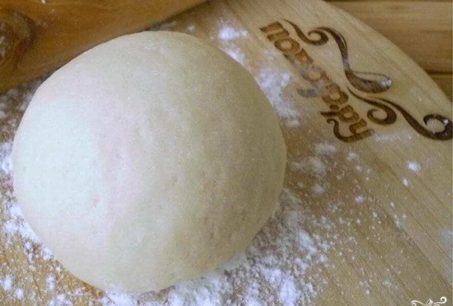 Забитое мукой тесто как выглядит. Тесто на крутом кипятке. Тесто на кипятке для пельменей и вареников. Запаренное тесто. Твердый камень и вязкое тесто.
