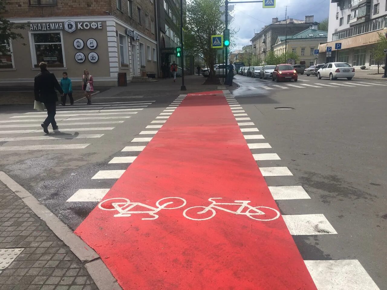 Велодорожка красная. Красная дорожка для велосипедистов. Разметка велодорожки. Красная разметка на велодорожке. Переход на красный пешеход