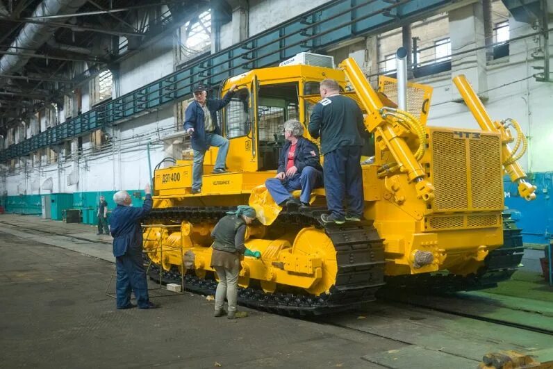 Завод чтз работа. Чтз трактор дэт 400. завод чтз челябинск. трактор чтз-уралтрак. бульдозера чтз дэт-400.