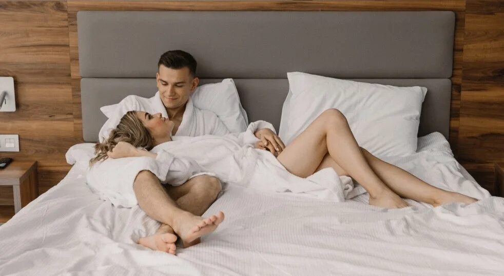 Молодожены в постели. Отель nissiana 3*. Молодую в гостинице видео. Виктория пичкурова на кровати. Фотосессия в отеле.