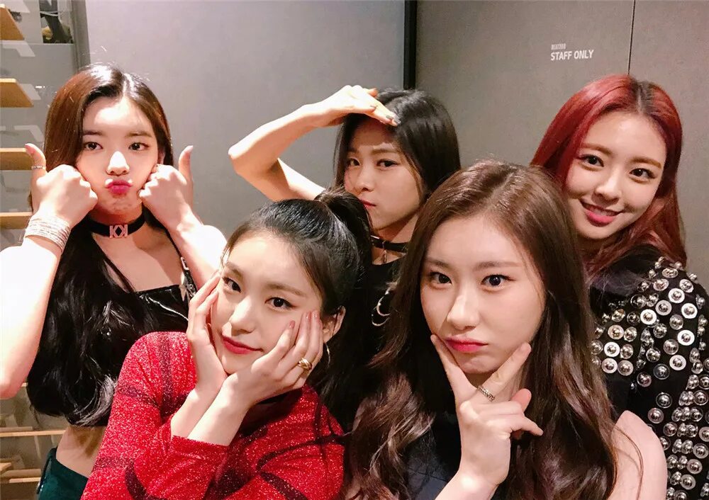 Itzy mirror. Группа itzy. группа itzy участницы. itzy kpop. итзи дебют.