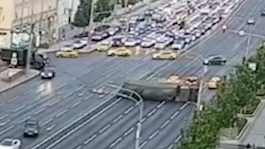 Новости сегодня в москве за последний день садовом кольце. На кольце перевернулся. Автобус перевернулся на садовом кольце. Третье транспортное кольцо. Кольцо автоваз перекресток.