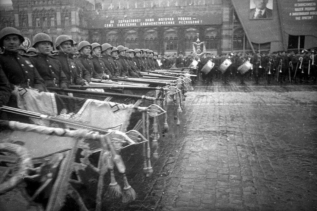 Парады второй мировой войны. Знамена Германии на параде Победы 1945. Парад Победы 1945 Халдей. Парад Победы 1945 мавзолей.