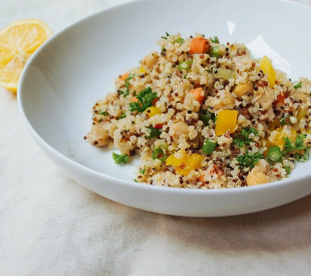 булгур с киноа. гарнир из киноа. киноа крупа гарнир. овощной с киноа. киноа крупа гарнир.