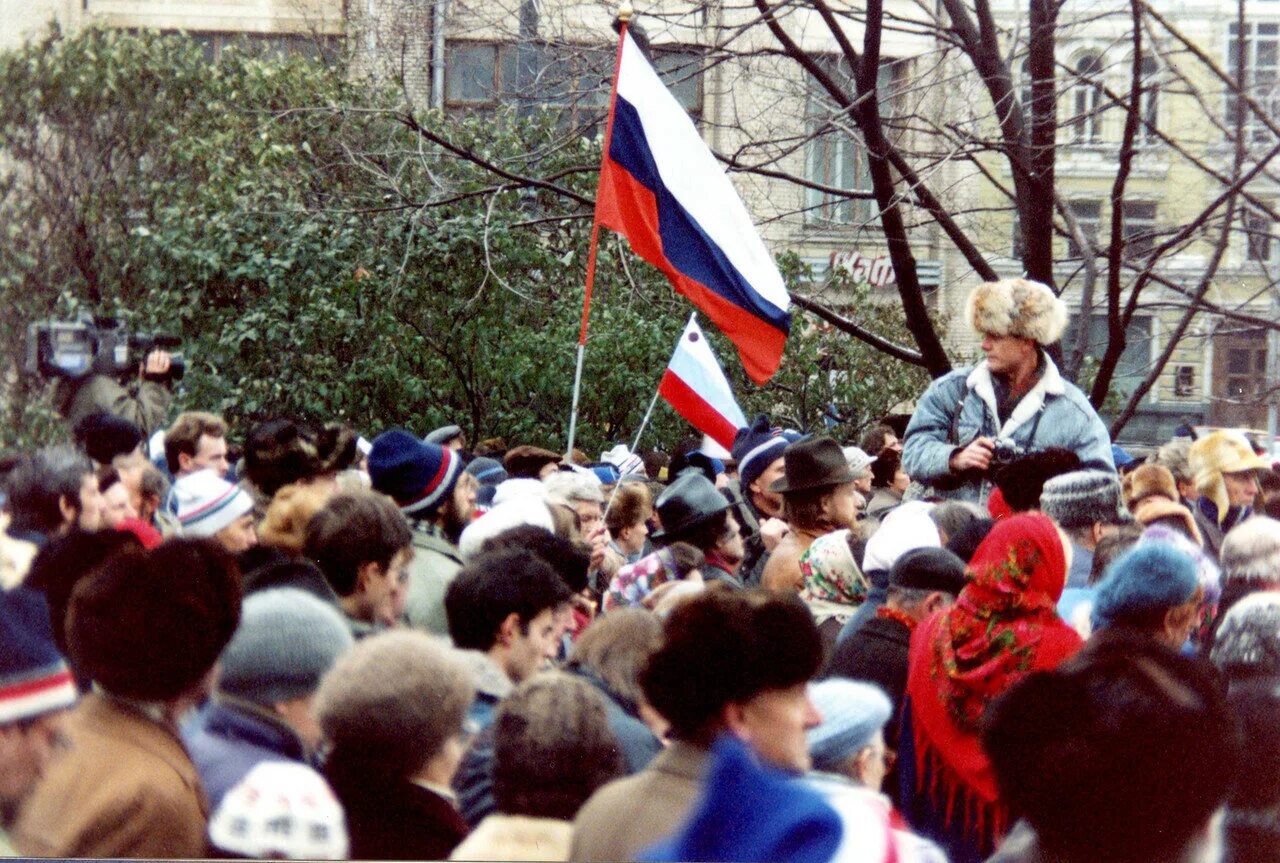 Митинг москва 1991 манежная. 4 ноября 1991. 7 ноября 1991 года. Гкчп москва 1991. Антикоммунистические митинги 1991.