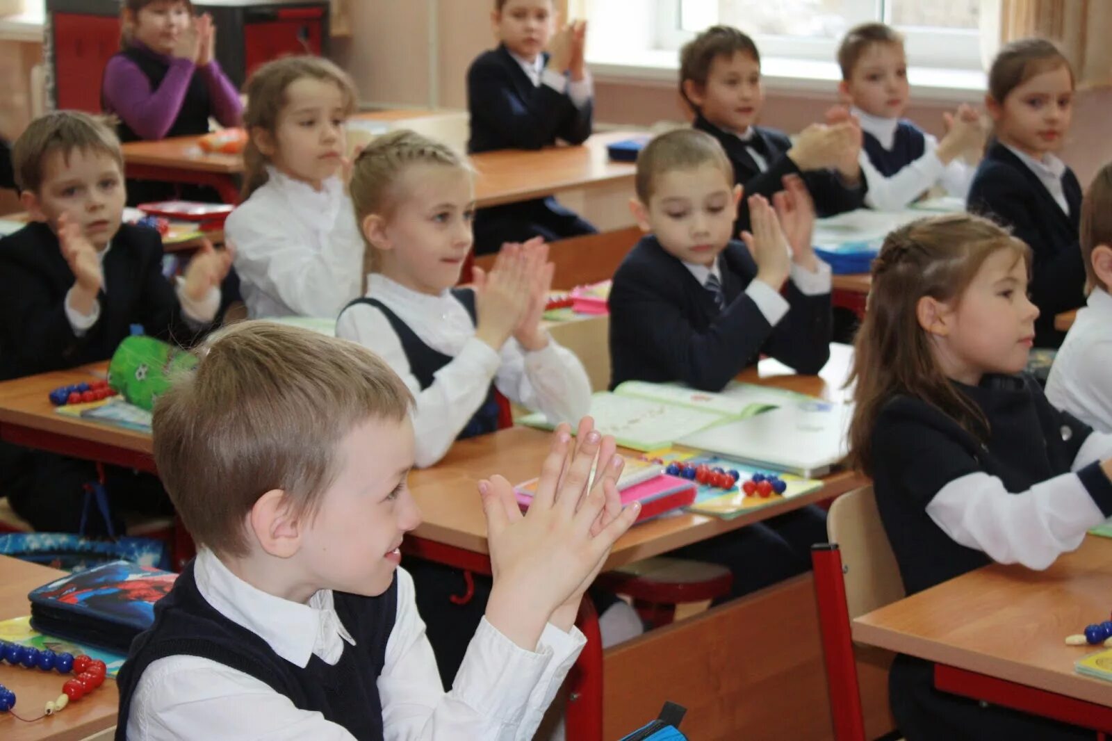 Школа Жохова. Дети стоят в классе. Дети стоят в кругу в классе. Жоховская школа Москва.