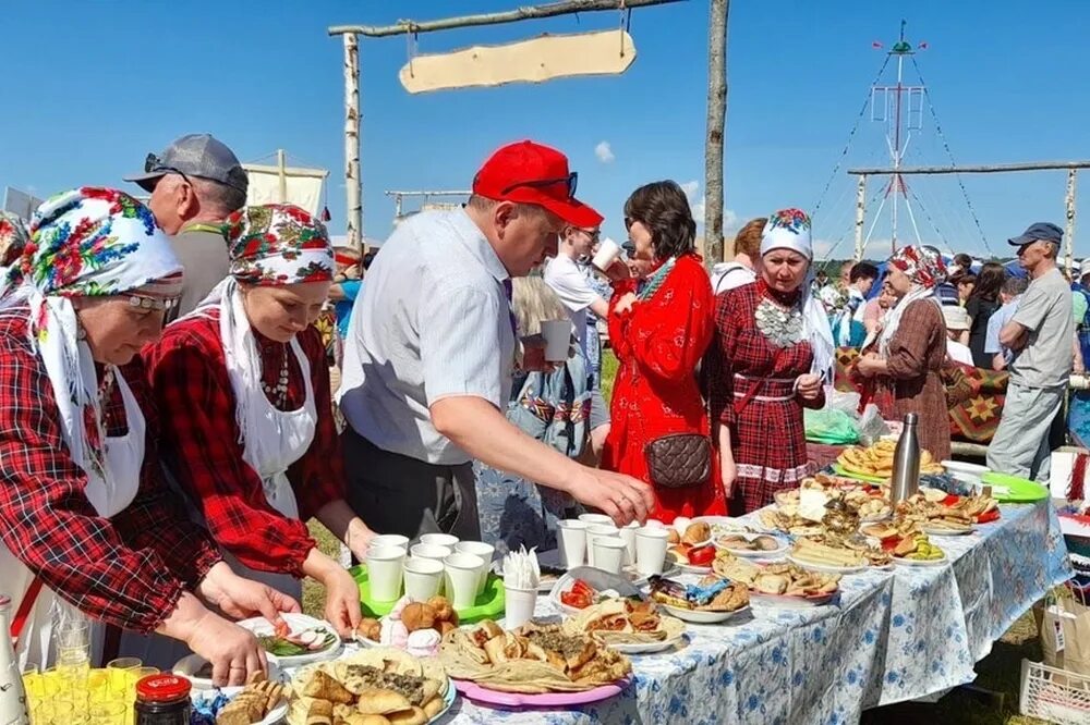 Удмурты гербер. Удмуртский национальный праздник гербер. Ижевск: праздник гербер. Удмуртия традиционный праздник гербер.