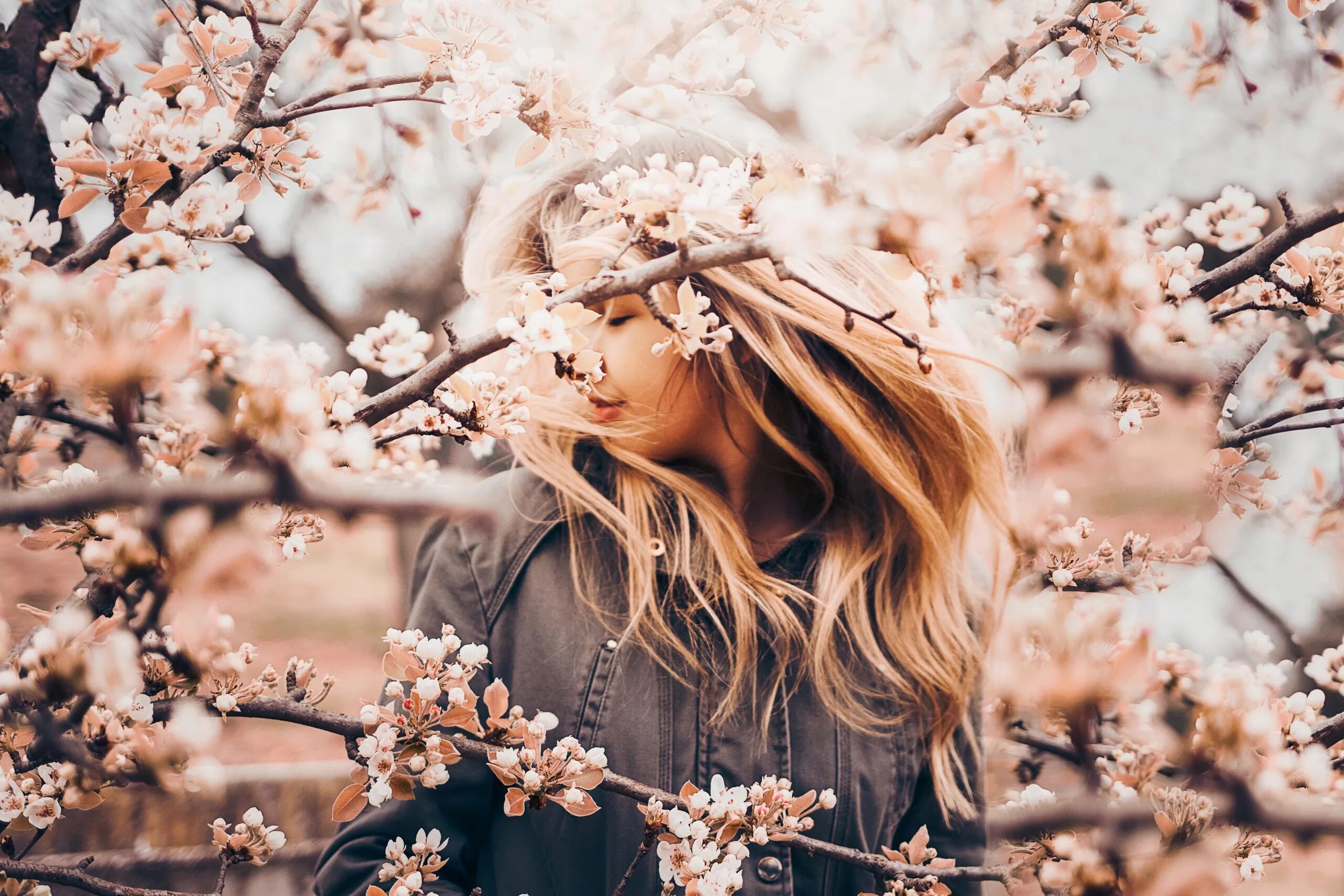 Девушка весной. Blossom woman