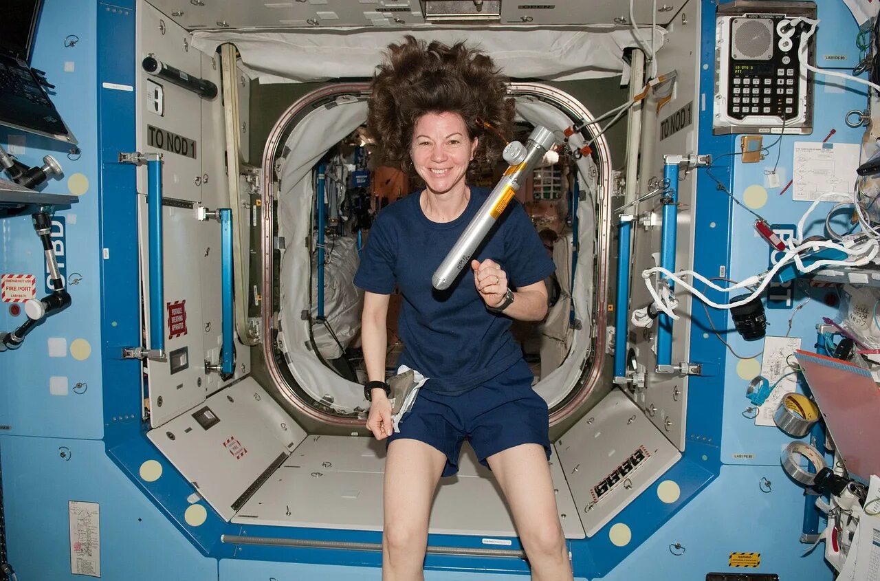 Занимаются ли космонавты. Энн МАККЛЕЙН астронавт. Космонавты в невесомости на МКС. Астронафткэтрин Колман. Женщина космонавт.