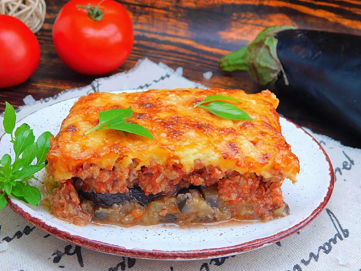Греческая запеканка с баклажанами мусака. Греческая мусака с соусом бешамель. Греческая запеканка мусака. Национальное блюдо греции мусака. Мусака рецепт с картошкой и баклажанами.