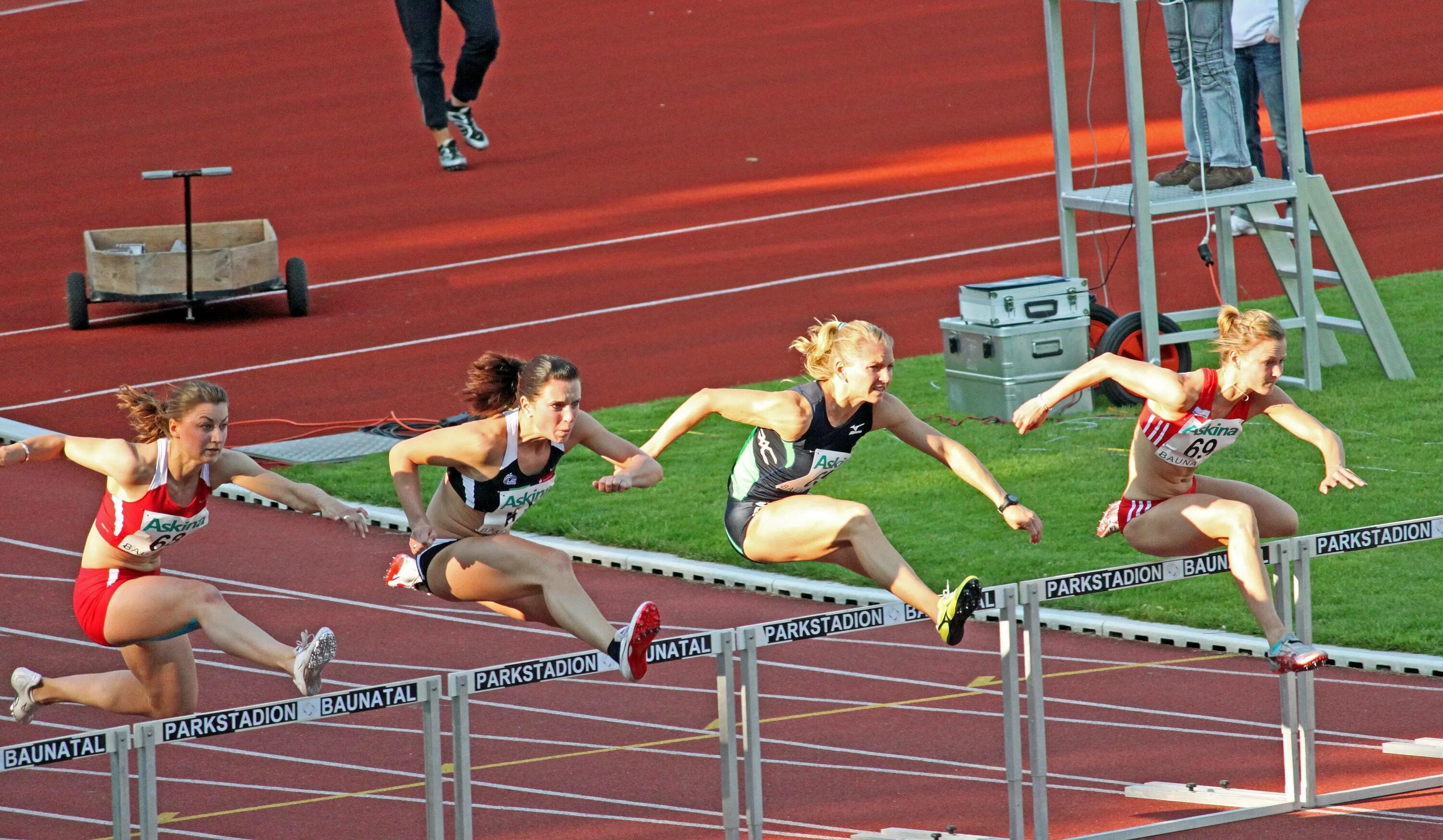 Барьерный бег в легкой атлетике. Бег с барьерами (женщины – 100 м, мужчины – 110 м, 400 м).. Барьерный спринт легкая атлетика. Бег с препятствиями женщины. Стадион прыжок