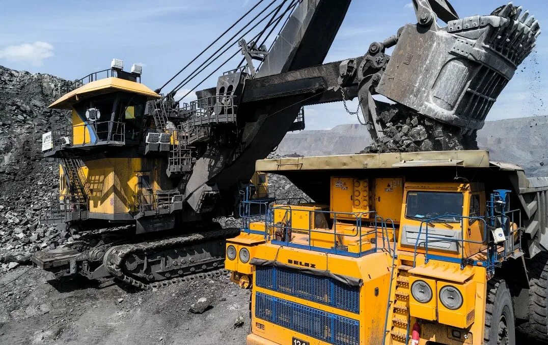 Komatsu 980e. Михеевский гок самосвалы комацу. Горнорудная промышленность. Артель витим золотодобыча. Песчанка баимский гок.