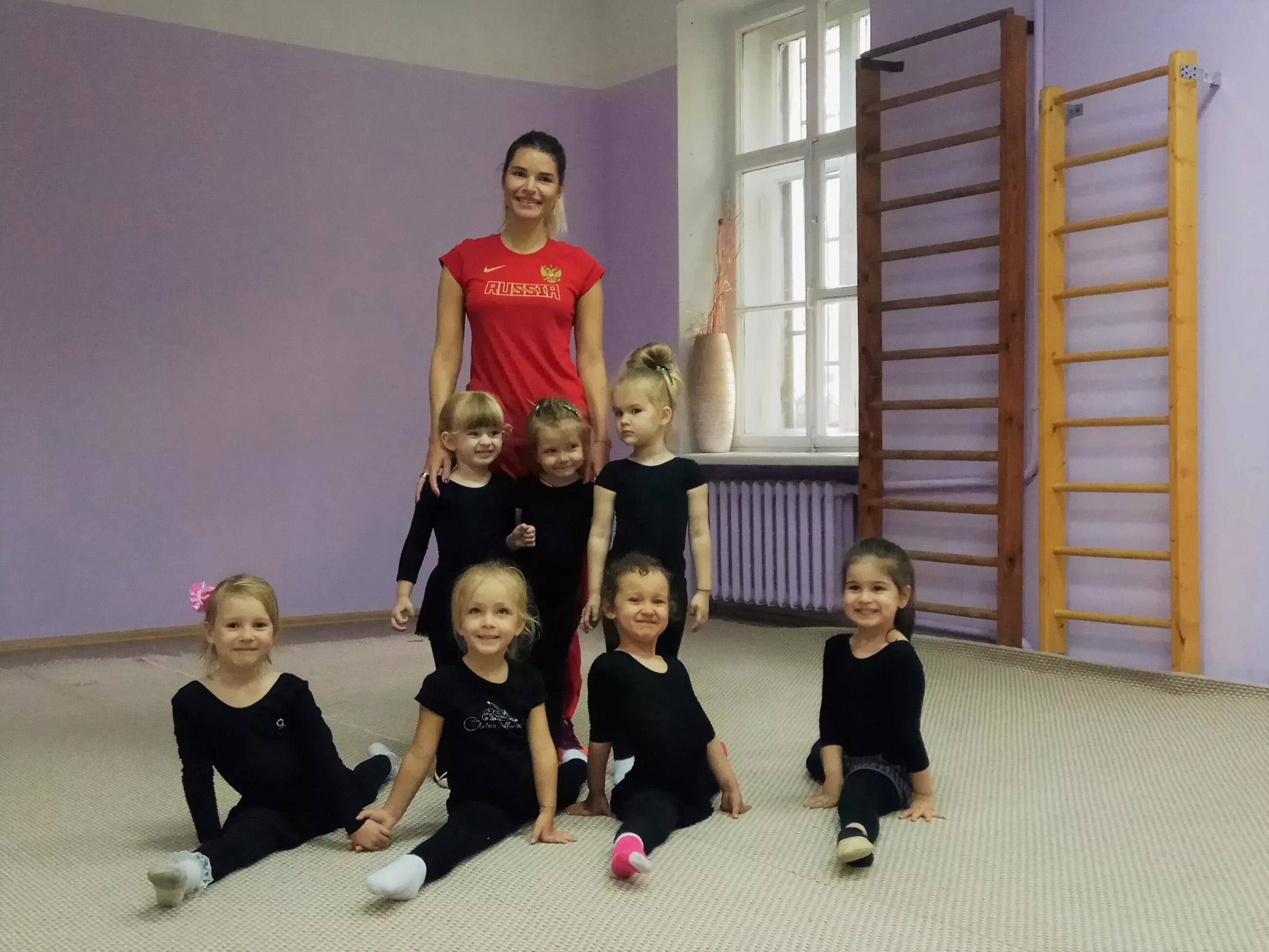 Мамун тренер. Педагог гимнастики. Фотосессия тренер и гимнастка. Тренировка по художественной гимнастике. Тренер по гимнастике.