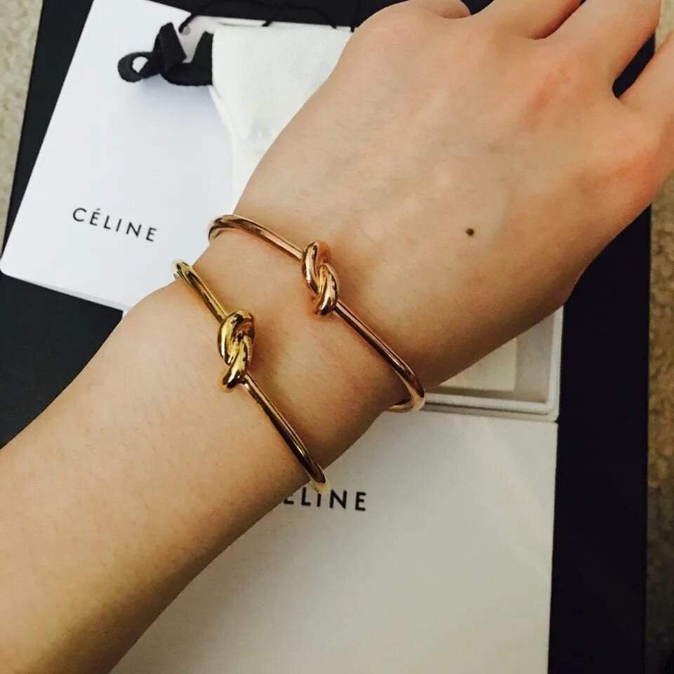 Залатое селин. Браслет celine. Браслет селин на нитке. Браслет селин тонкий. Браслет с узелком celine.