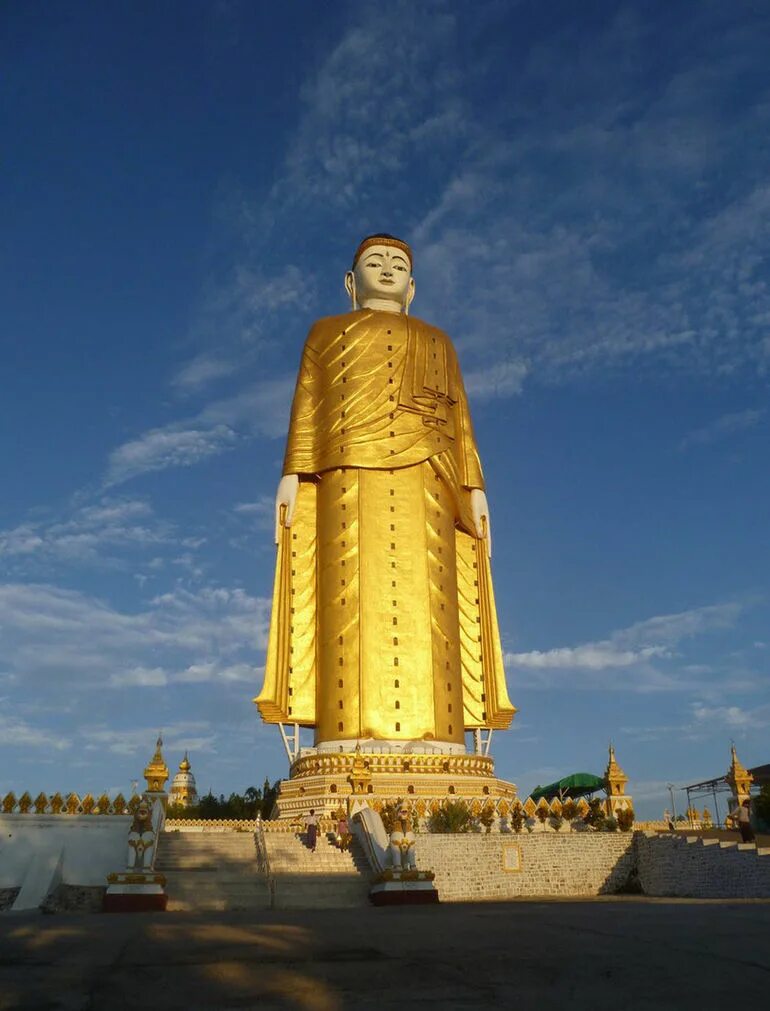 Большие статуи. Лечжун-Сасачжа — статуя Будды Шакьямуни. Статуя Будды Шакьямуни (Лечжун-Сасачжа), Мьянма. Статуя Будды Амитабхи. Статуя Шакьямуни в Мьянме.