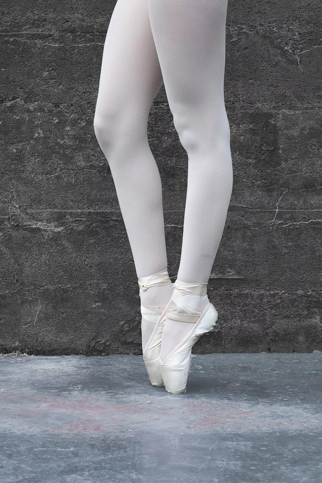 White tights. Колготки белые. Ноги в белых колготках. Девчонки в белых колготках. Красивые белые колготки.