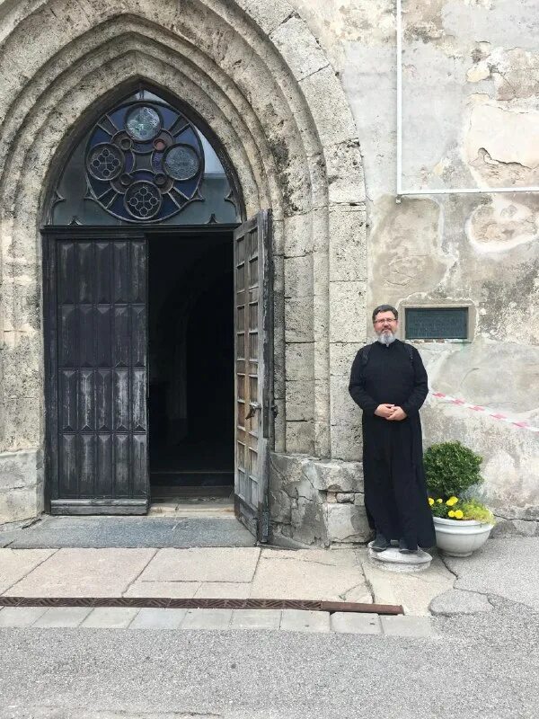 палица священника. служители причт одного храма. молись богу в храме. евхаристия причастие в храме. священники православной церкви россии.