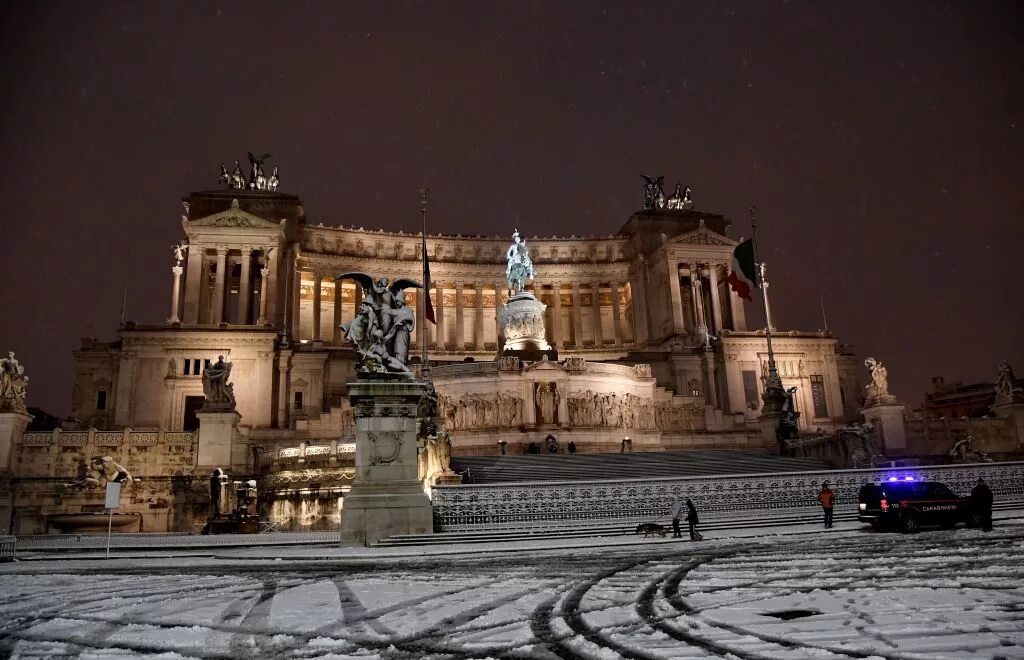 Погода в риме в мае. Монумент Витторио Эмануэле Рим. Зима в Риме. Рим в снегу 2021. Снег в Риме.