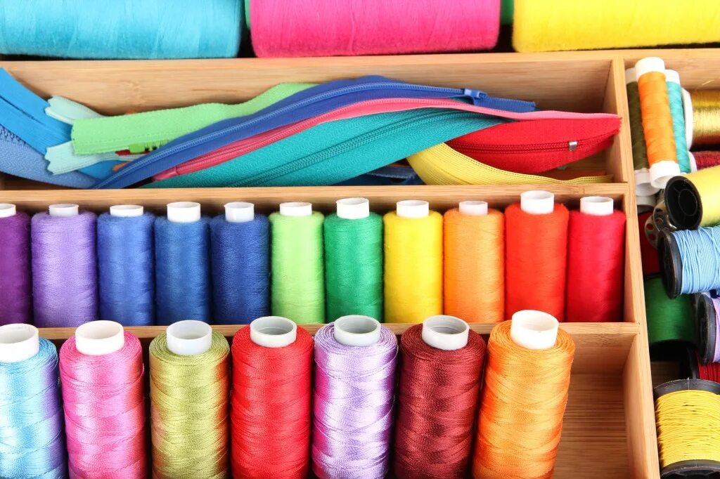 Швейные принадлежности. Ткань и нитки. Швейная фурнитура. Машинка для пошива одежды. Швейная фурнитура.