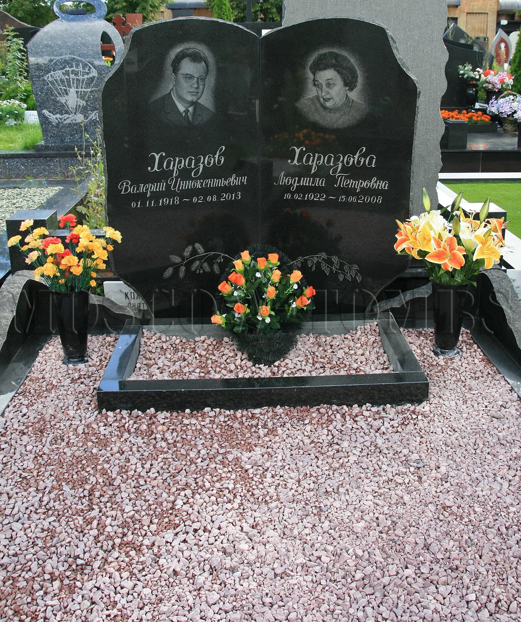 Могилы певцов. Даниил певцов на памятник кладбище. памятник шаинскому на троекуровском кладбище. владимир шаинский могила сейчас. памятник сына певцова.
