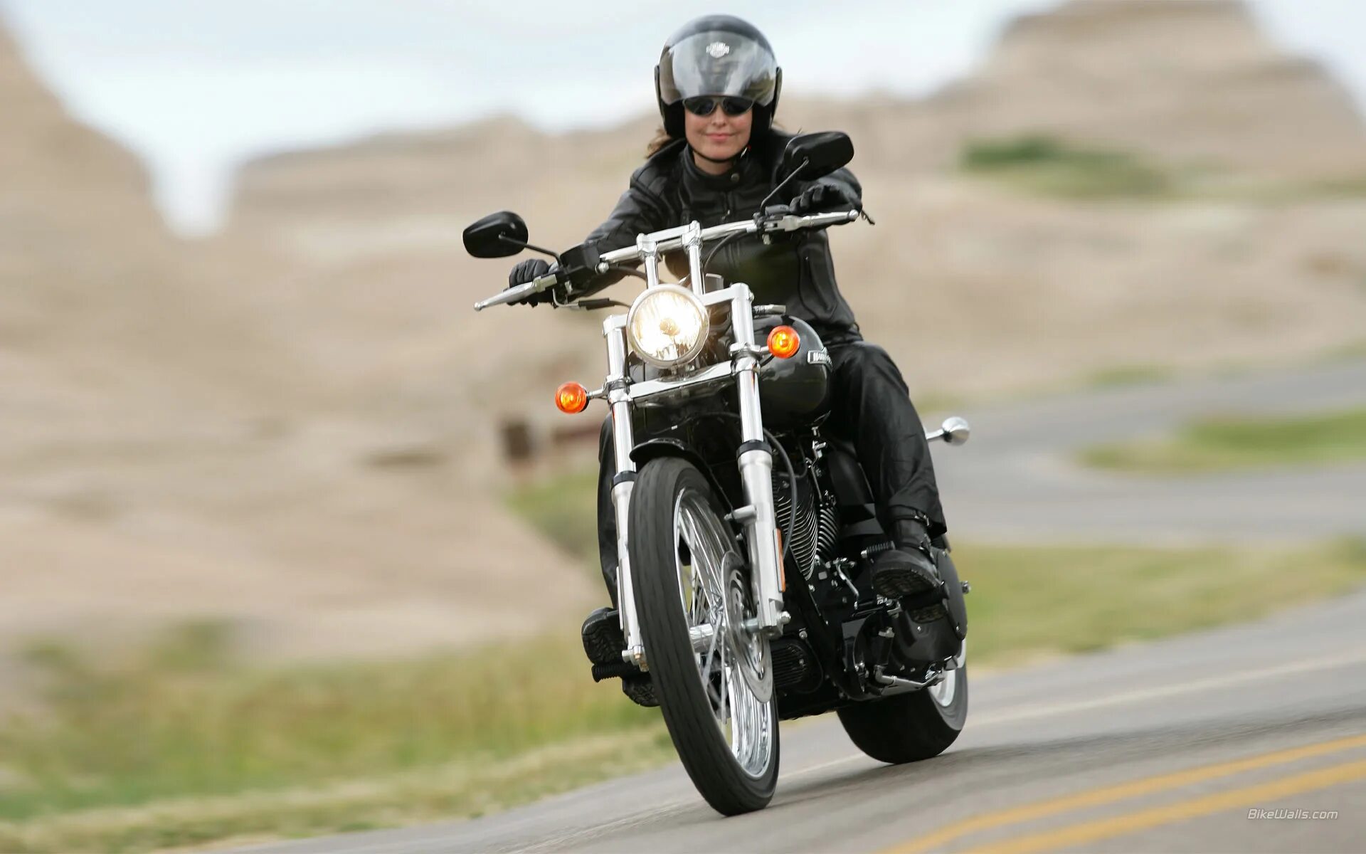 Как правильно ездить на мотоцикле. Harley Davidson 2006 Softail Heritage. Женский Харлей Дэвидсон мотоцикл. Харлей Дэвидсон чоппер езда. Девушка на мотоцикле.