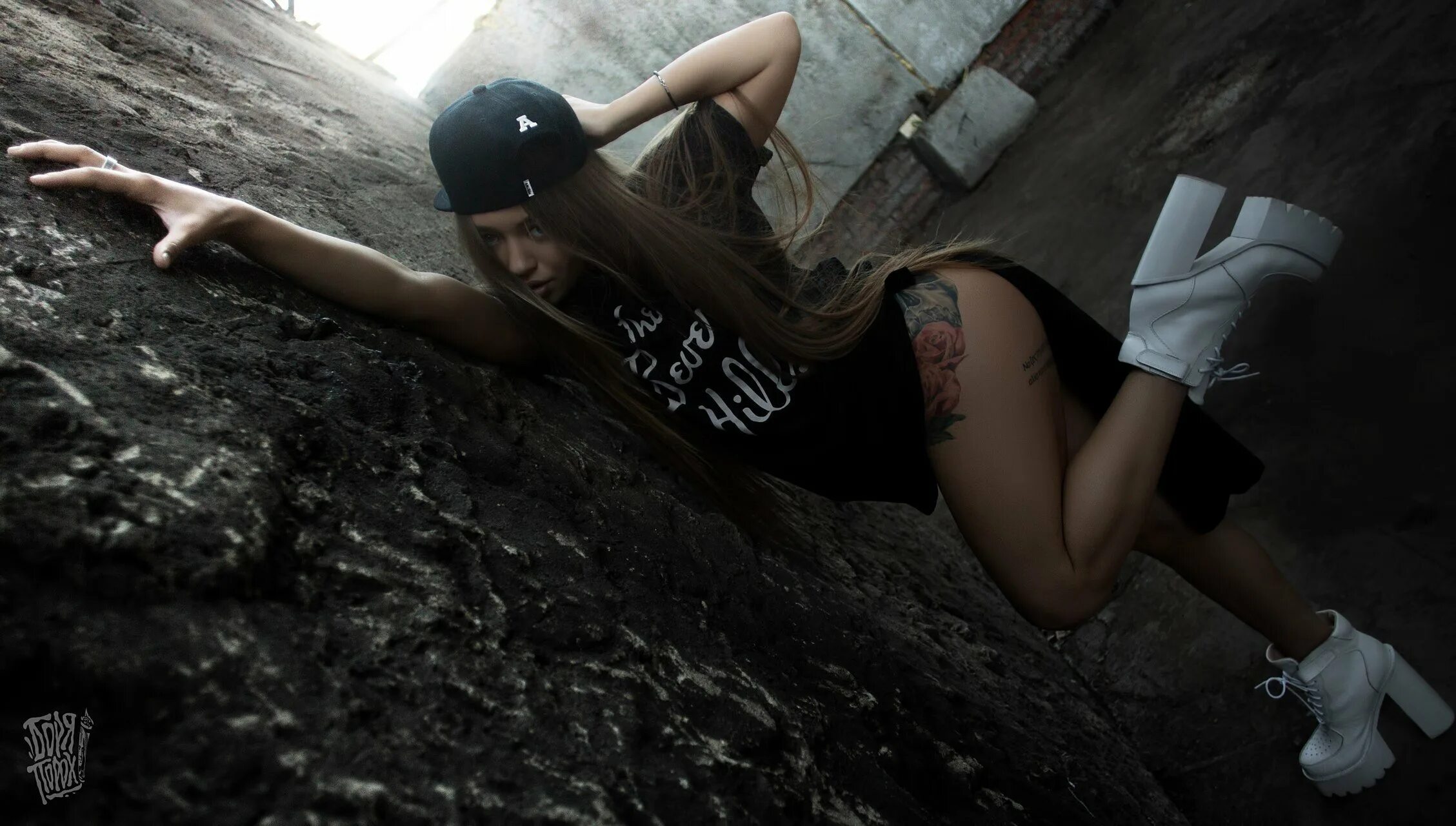 Обои для телефона крутые дерзкие. Красивые девушки в бейсболках. девушка пацанка хулиганка. дерзкая девушка обои. топовые девушки в кепках.