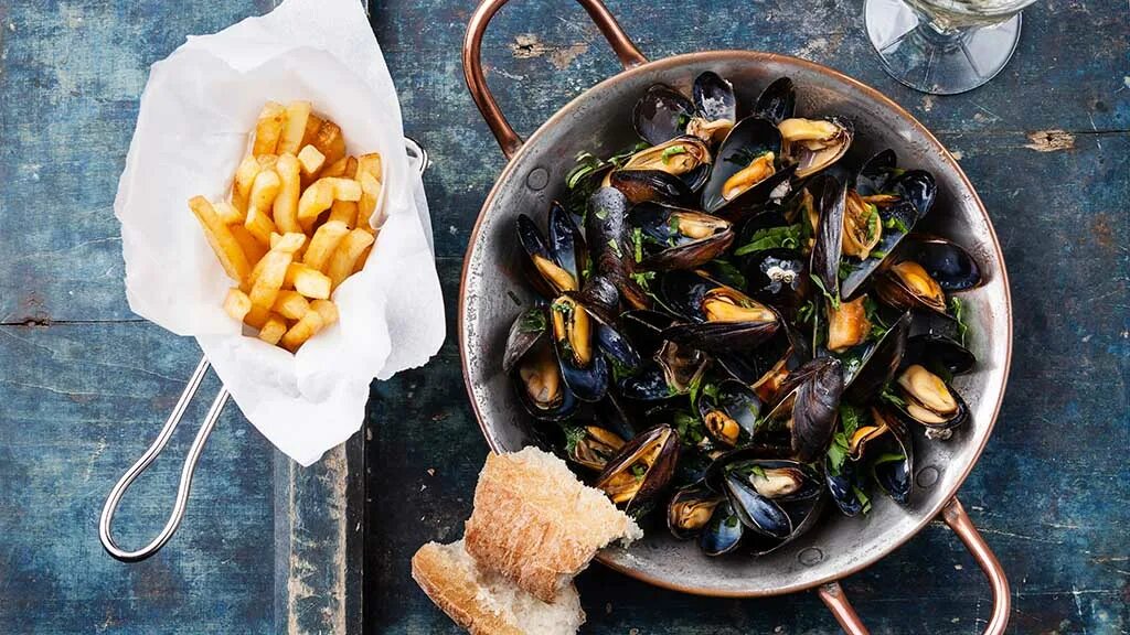Мидии надо варить. Бельгийские мидии. мидии маринара. moules frites блюдо. мидии арабьята.