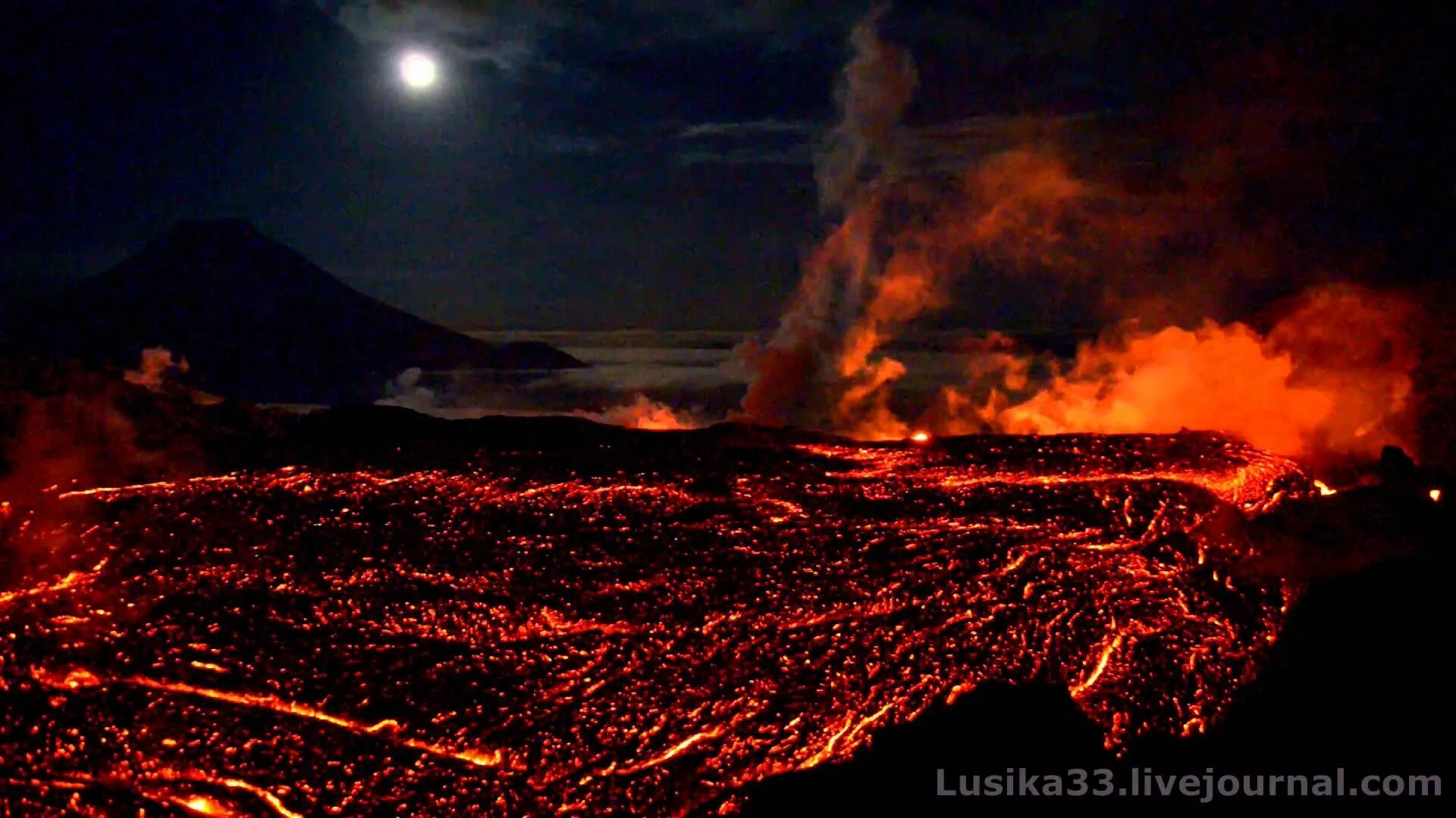 Опасен ли вулкан. Вулкан Толбачик. Вулкан плоский Толбачик. Извержение ЛАВЫ. Стихийные бедствия извержение вулкана.