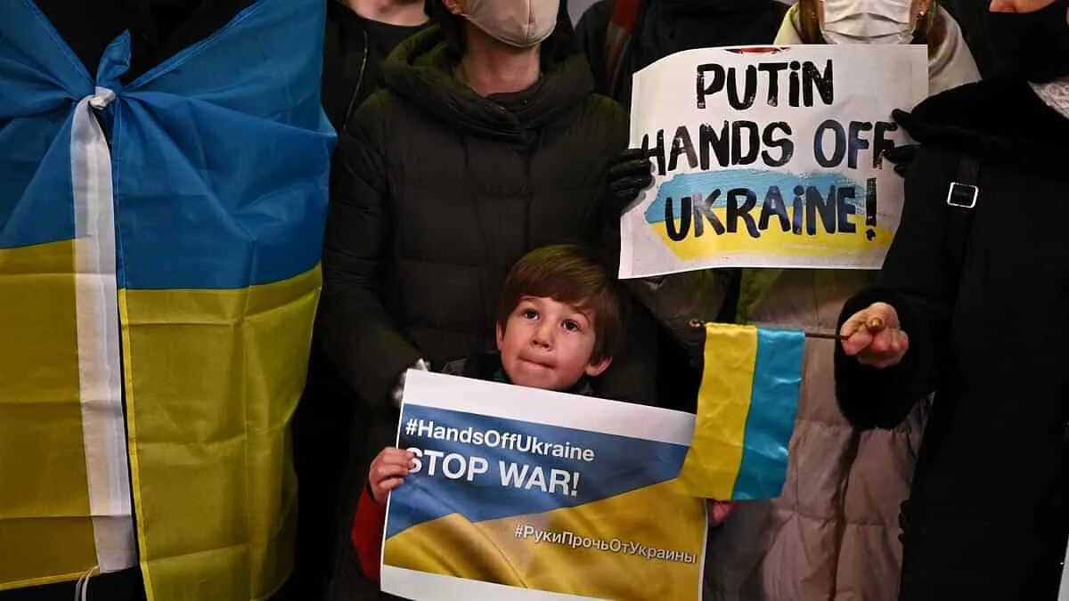 Лозунги против войны с Украиной. Мир против России. Протесты против войны с Украиной. Против нападения