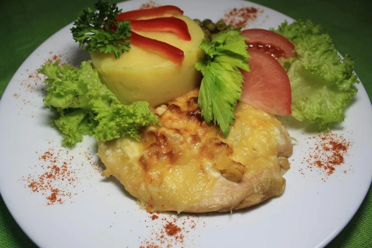 Картофельное пюре с филе. Пюре с курицей. куриная отбивная с картофельным пюре. пюре с куриной грудкой. запеченная курица с картофельным пюре.